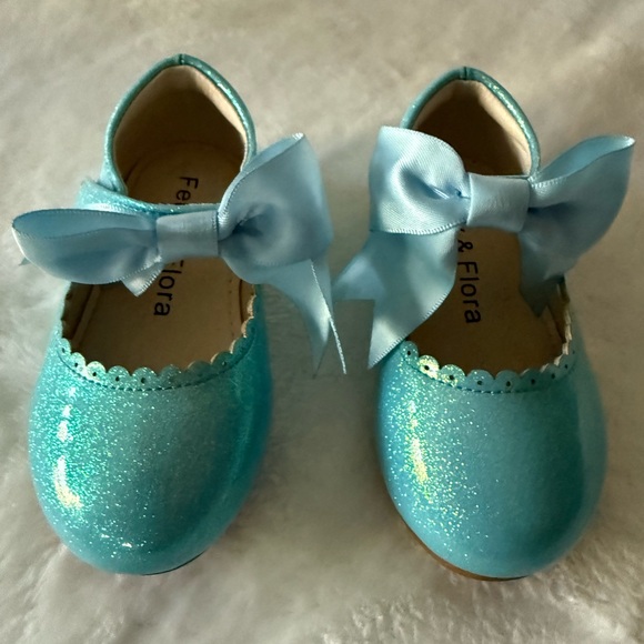 Felix & Flora Other - Felix and Flora Blue Glitter Bows Patent Leather Mary Jane Shoes 13.5 girls